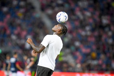 Milan 'dan Rafael Leao 21 Ağustos 2023' te İtalya 'nın Bologna kentindeki Renato Dall' Ara Stadyumu 'nda oynanan İtalyan Serie A maçında Bologna FC - AC Milan (portreler arşivi) maçında topla oynuyor.