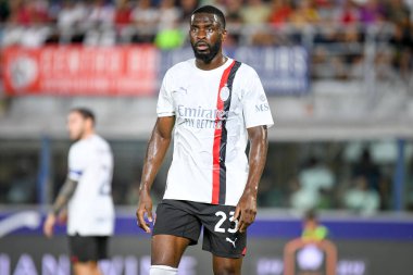 İtalyan futbolu Serie A maçında Milan 'ın Fikayo Tomori portresi, 21 Ağustos 2023' te İtalya 'nın Bologna kentindeki Renato Dall' Ara stadyumunda Bologna FC 'ye karşı (portreler) Bologna FC maçında çekildi.