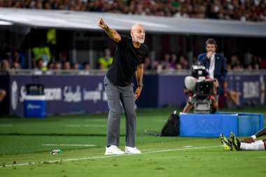 Milan teknik direktörü Stefano Pioli İtalya futbol takımı Serie A maçında Bologna FC - AC Milan (portreler arşivi) maçında İtalya 'nın Bologna kentinde 21 Ağustos 2023' te Renato Dall 'Ara Stadyumu' nda jestler yapıyor.