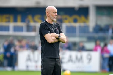 Milan teknik direktörü Stefano Pioli İtalya 'nın Serie A maçı sırasında İtalya' nın Verona kentinde bulunan Marcantonio Bentegodi Stadyumu 'nda Hellas Verona FC Milan (portreler arşivi) maçında portresi çekilmiştir.