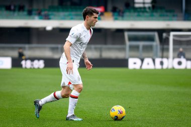 Milan 'ın İtalyan futbolu Serie A maçında Hristiyan Pulisiç portresi, 17 Mart 2024' te İtalya 'nın Verona kentindeki Marcantonio Bentegodi stadyumunda Hellas Verona FC Milan (portreler arşivi) maçında çekildi.
