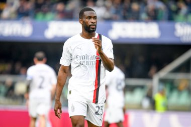 İtalyan futbolu Serie A maçında Milan 'ın Fikayo Tomori portresi 17 Mart 2024' te İtalya 'nın Verona kentindeki Marcantonio Bentegodi Stadyumu' nda Hellas Verona FC - AC Milan (portreler arşivi) maçında çekildi.