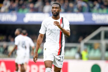 İtalyan futbolu Serie A maçında Milan 'ın Fikayo Tomori portresi 17 Mart 2024' te İtalya 'nın Verona kentindeki Marcantonio Bentegodi Stadyumu' nda Hellas Verona FC - AC Milan (portreler arşivi) maçında çekildi.
