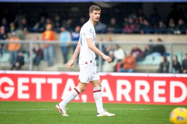 İtalyan futbolu Serie A maçında Milan 'ın Matteo Gabbia portresi 17 Mart 2024' te İtalya 'nın Verona kentindeki Marcantonio Bentegodi Stadyumu' nda Hellas Verona FC Milan (portreler) maçında çekildi.