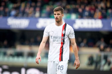 İtalyan futbolu Serie A maçında Milan 'ın Matteo Gabbia portresi 17 Mart 2024' te İtalya 'nın Verona kentindeki Marcantonio Bentegodi Stadyumu' nda Hellas Verona FC Milan (portreler) maçında çekildi.