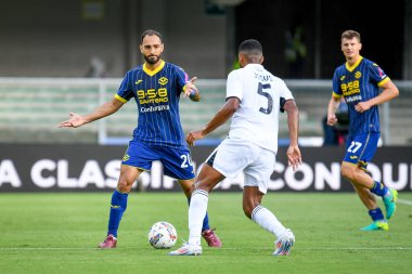 Verona 'dan Grigoris Kastanos İtalyan futbol takımı Serie A maçında Napoli' den Juan İsa 'ya karşı mücadele ederken Hellas Verona FC ile SSC Napoli maçı Verona, İtalya' daki Marcantonio Bentegodi stadyumunda, 18 Ağustos 2024 - Fotoğraf: Ettore Griffoni