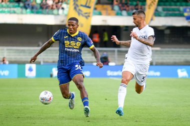 Verona 'dan Jackson Tchatchoua İtalyan futbolcu Leonardo Spinazzola' ya karşı İtalyan Serie A karşılaşmasında Hellas Verona FC, Marcantonio Bentegodi Stadyumu 'nda SSC Napoli' ye karşı, 18 Ağustos 2024 - Fotoğraf: Ettore Griffoni
