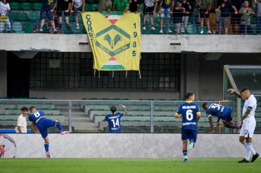 Verona 'dan Dailon Livramento, İtalya' nın Verona kentindeki Marcantonio Bentegodi Stadyumu 'nda oynanan Hellas Verona FC-SSC Napoli maçında 18 Ağustos 2024 tarihinde gol attıktan sonra kutluyor.