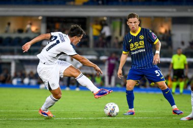 Napoli 'den Giacomo Raspadori, İtalya' nın Verona kentindeki Marcantonio Bentegodi Stadyumu 'nda oynanan Hellas Verona FC-SSC Napoli maçında gol atmaya çalışıyor.