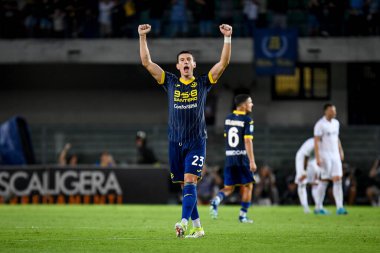 Verona 'dan Giangiacomo Magnani, İtalya' nın Verona şehrindeki Marcantonio Bentegodi Stadyumu 'nda oynanan Hellas Verona FC-SSC Napoli maçında zaferi kutluyor.