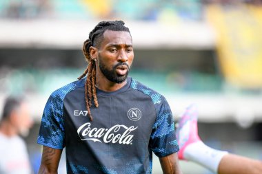 Napoli 'nin Frank Anguissa portresi İtalyan futbolu Serie A maçında Hellas Verona FC, SSC Napoli' ye karşı Verona, İtalya 'daki Marcantonio Bentegodi stadyumunda, 18 Ağustos 2024 - Fotoğraf: Ettore Griffoni