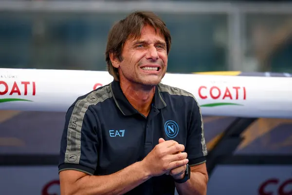 Napoli teknik direktörü Antonio Conte İtalya 'nın Serie A maçında Hellas Verona FC - SSC Napoli maçı sırasında İtalya' nın Verona kentinde Marcantonio Bentegodi Stadyumu 'nda oynamıştır.
