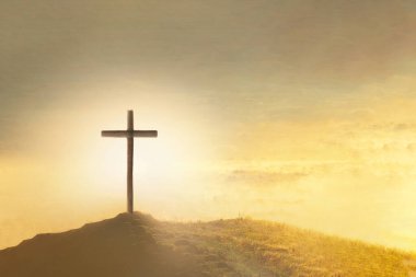 Mavi gökyüzündeki bulutlarda parlayan haç. Yükseliş Günü konsepti. Hıristiyan Paskalyası. İsa Mesih 'e inan. Hıristiyanlık. Kiliseye tapınma, kurtuluş kavramı. Cennetin kapısı. Ruhun sonsuz yaşamı.
