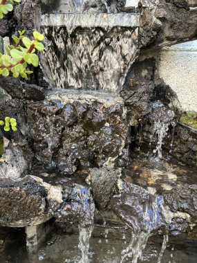 Şelale Yazı Tipi gün ışığında kayalarla akan su