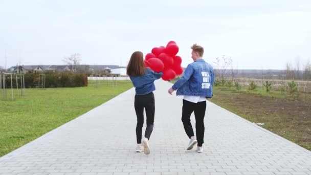Love Young Man Hugging Kissing Girl Park Red Balloons — Vídeo de Stock