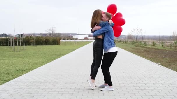 Love Young Man Hugging Kissing Girl Park Red Balloons — Video Stock