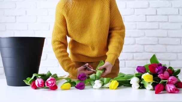 黄色のチューリップの美しい花束を作る服を着た女性の花屋 正面図 — ストック動画