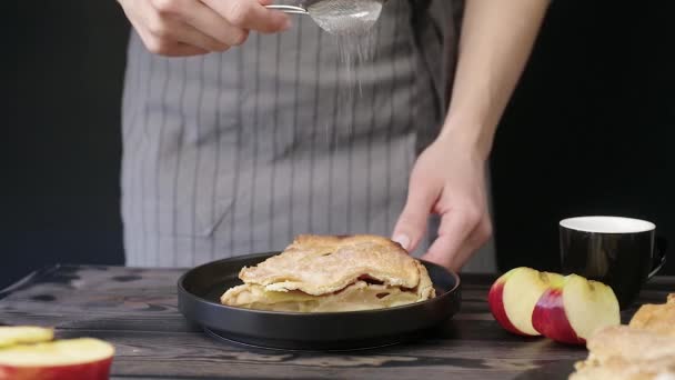 Woman Apron Cerving Apple Pie Pouring Sugar Powder Adding Mint — Vídeo de Stock