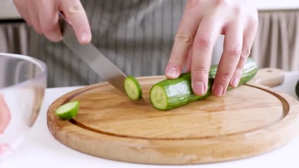Крупним Планом Руки Людини Роблять Салат Додаючи Овочі Миску Здорову — стокове відео