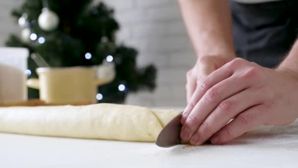 男性厨师制作肉桂卷 背景上有灯光的圣诞树 节日烹调的选择性焦点 — 图库视频影像