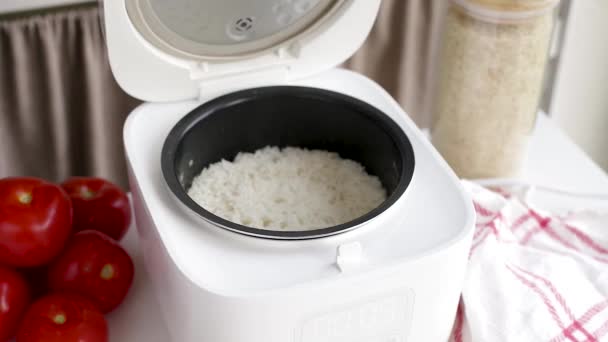 Smart Home Devices Cooking Rice Using Electric Rice Cooker — 图库视频影像