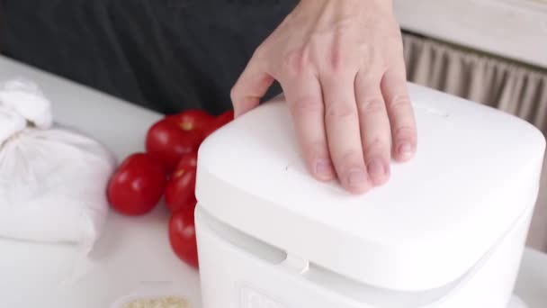 Smart Home Devices Cooking Rice Using Electric Rice Cooker — Stock video