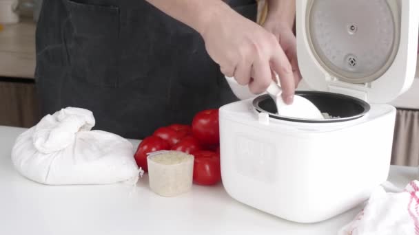 Smart Home Devices Cooking Rice Using Electric Rice Cooker — Vídeo de Stock