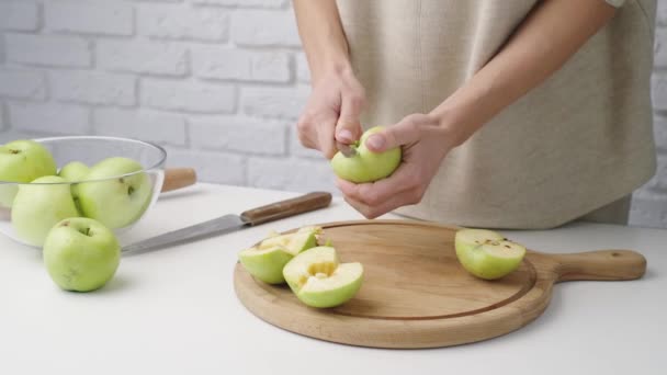 Mujer Con Ropa Casa Cortando Manzanas Tabla Cortar Cocina Preparación — Vídeo de stock