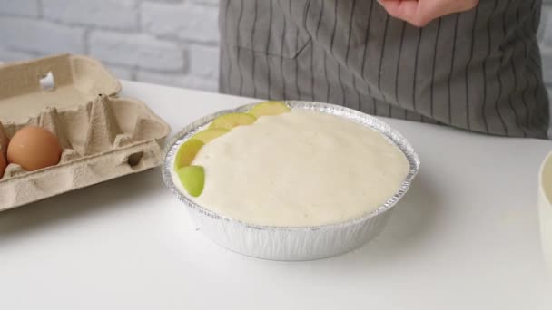 Kobieta Robi Szarlotkę Kuchni Przygotowuje Ciasto Kładzie Plasterki Jabłek — Wideo stockowe