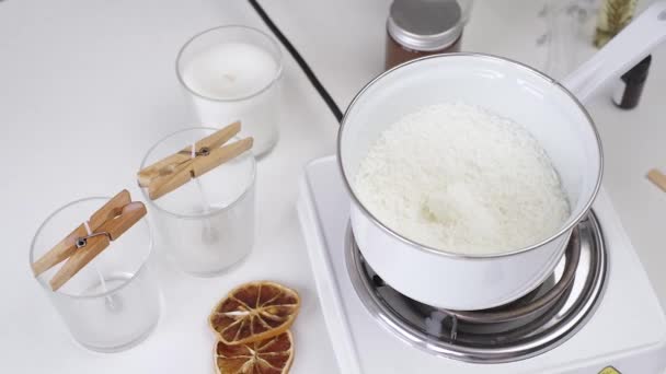 ろうそく作りの創造的な職業は 鍋に大豆ワックスを注ぎ 溶融し それを攪拌 — ストック動画