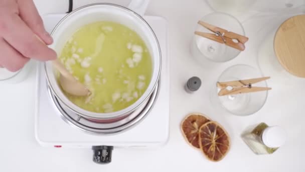 创造性地占领蜡烛 把融化的大豆蜡放在罐子里搅拌 — 图库视频影像