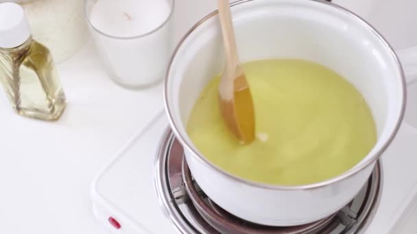 Creatieve Bezigheid Van Het Maken Van Kaarsen Smeltende Soja Pot — Stockvideo