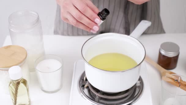 Creatieve Bezigheid Van Het Maken Van Kaarsen Smeltende Soja Pot — Stockvideo