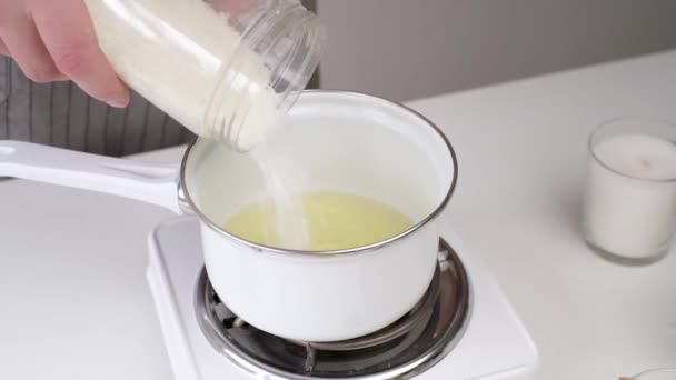 鍋に大豆ワックスを溶融し それを攪拌キャンドルの創造的な職業 — ストック動画