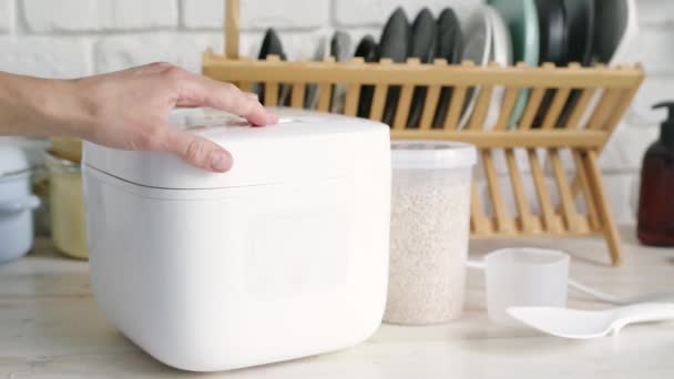 Elektrischer Reiskocher Auf Hölzerner Arbeitsplatte Gegen Keramik Backsplash — Stockvideo