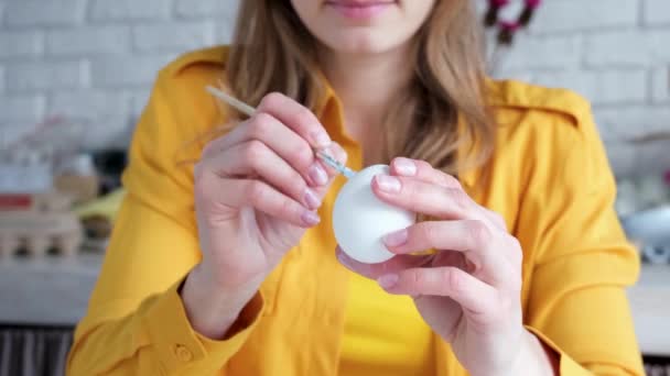 Женщина Рисует Пасхальные Яйца Пастельных Тонах Праздника Привет Весна Концепции — стоковое видео