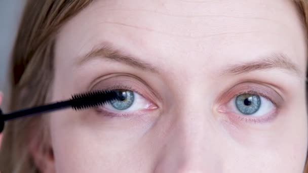 Daglig Makeup Naturlig Skönhet Kvinna Tillämpa Svart Mascara Hennes Ögon — Stockvideo