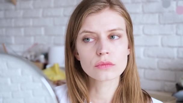 Maquiagem Diária Beleza Woman Natural Fazendo Maquiagem Diária Colorir Lábios — Vídeo de Stock