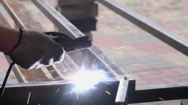 Endüstriyel İşçi Metal kaynıyor dışarıda, erkek eli