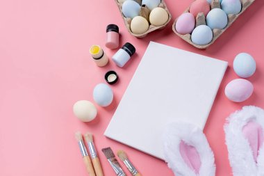 Bahar tatili, Mutlu Paskalyalar. Pastel renkli Paskalya yumurtaları. Pembe arka planda beyaz çerçeveli.