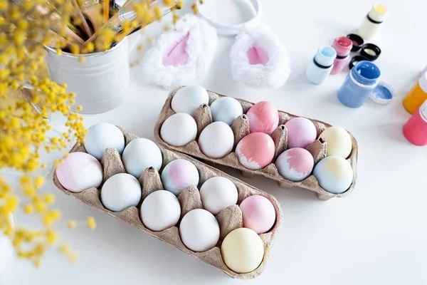 Frühlingsferien Ostern Tisch Mit Ostereiern Und Farben Der Heimischen Küche — Stockfoto