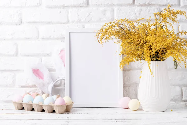 Frühlingsferien Fröhliche Ostern Pastellfarbene Ostereier Und Mimosenblumen Mit Leerem Weißen — Stockfoto