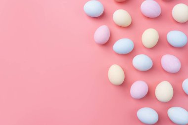 Bahar tatili, Mutlu Paskalyalar. Pembe arka planda pastel renkli paskalya yumurtaları.