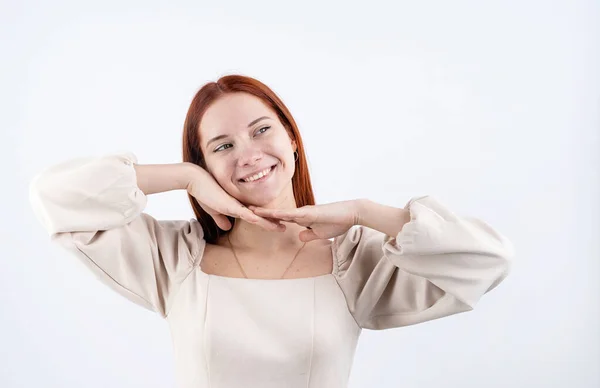 Mutlu Beyaz Kadın Gülümsüyor Beyaz Arka Planda Yüzüne Dokunuyor Boşluğu — Stok fotoğraf