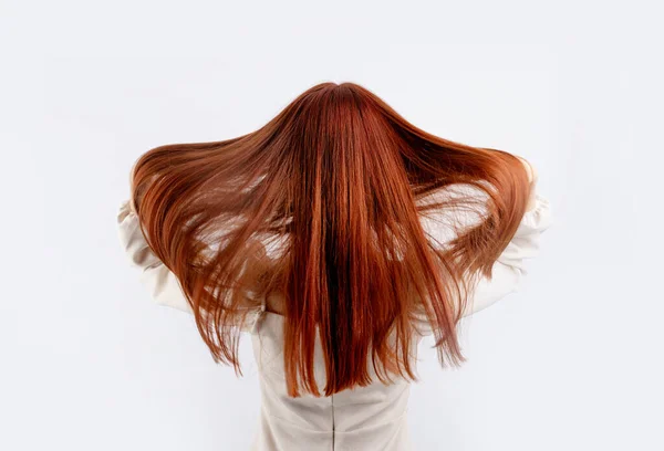 Zadní Pohled Ženu Dotýká Její Červené Rovné Vlasy Přes Bílé — Stock fotografie