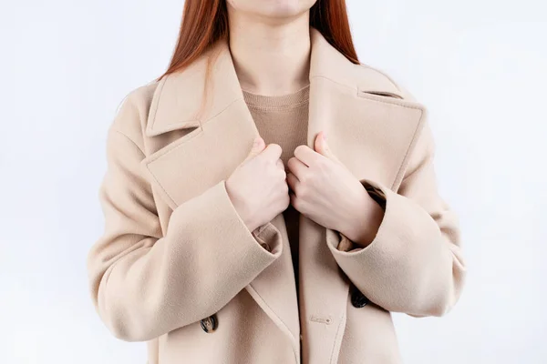 Крупним Планом Жінка Бежевому Пальто Вибираючи Вбрання Одягається Білому Тлі — стокове фото