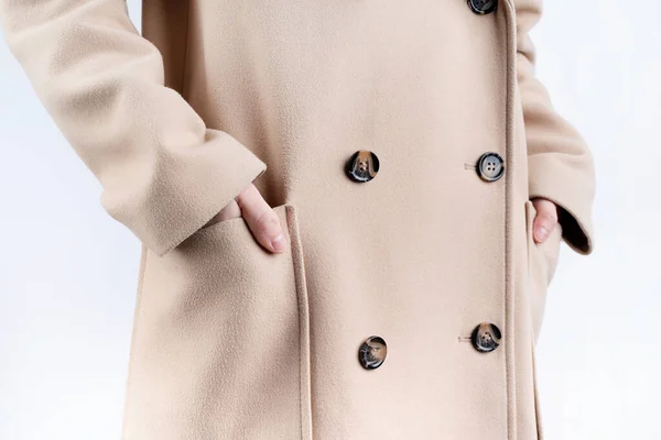 白を基調にした衣装を選ぶベージュのコートを着たクローズアップ女性 ワードローブ スタイリスト ショッピングの選択 — ストック写真