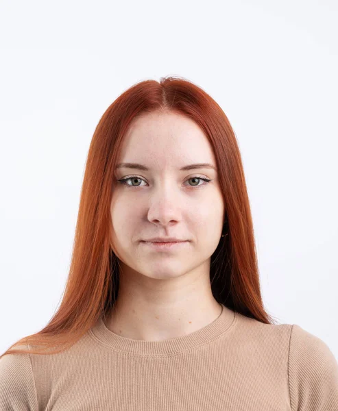护照照片真实的年轻女子与姜红色的头发 孤立在白色的背景 文件照片 — 图库照片