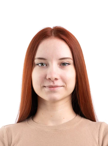 生姜の赤い髪をした本物の若い女性のパスポート写真は 白い背景に隔離された ドキュメント写真 — ストック写真