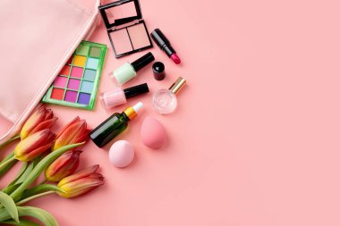 Pembe arka planda parlak yaz göz falı ve makyaj ürünleri. Makyaj malzemeleri. Renkli renkler. Mesaj için yer. Düz yatıyordu. Üst Manzara. Düzen